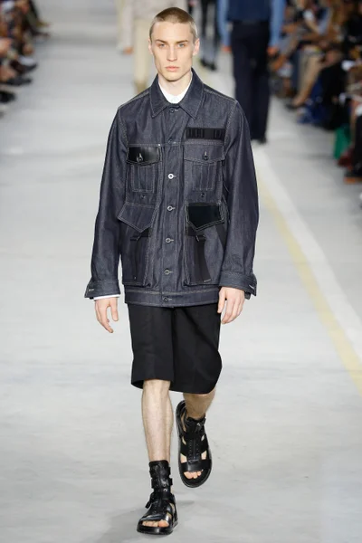 Look 16